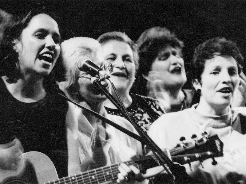 kavisha mazzella playing guitar and singing with italian womens choir