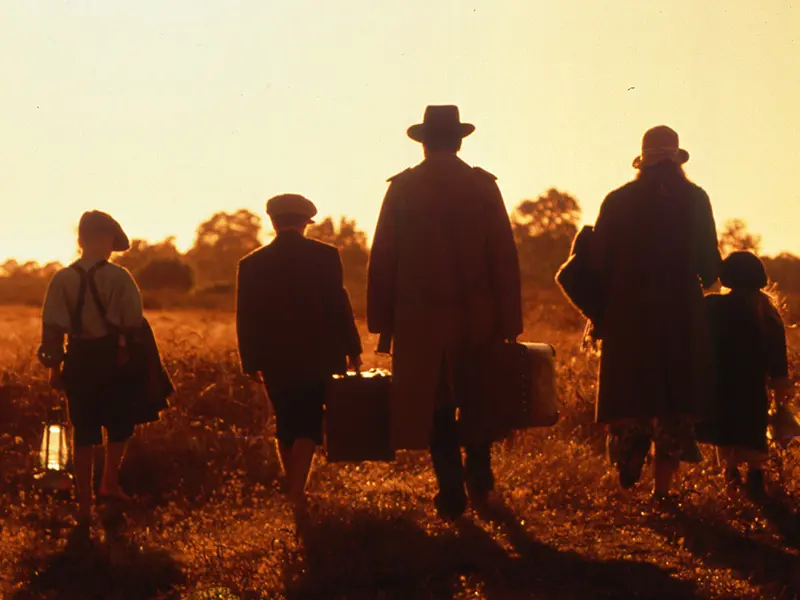 British settler family abandon their farm in Australia leaving with their luggage