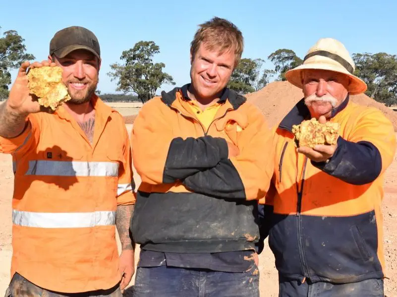 aussie gold hunters poseidon crew holding up large nuggets