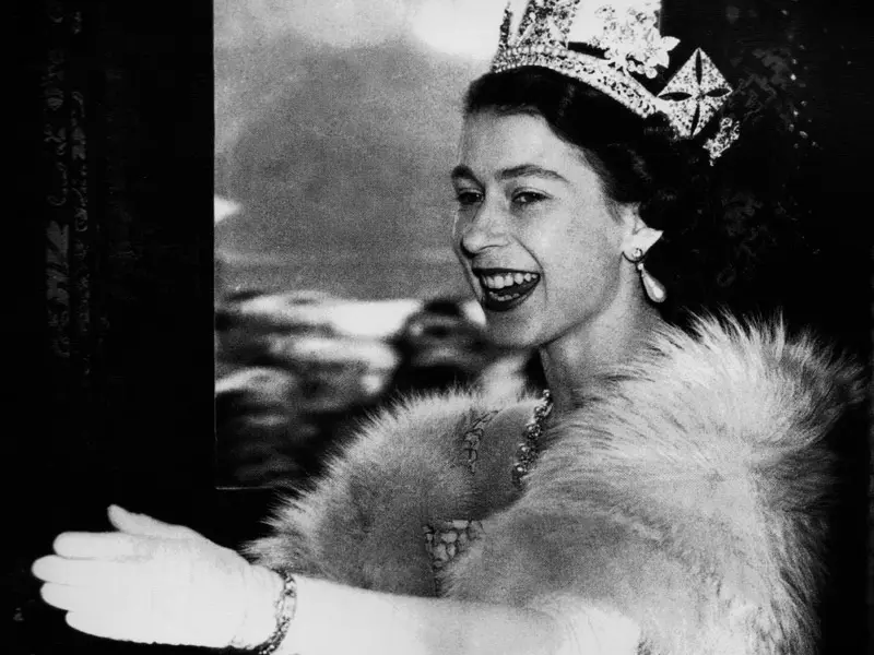 Black and white photo of young Queen Elizabeth 1953 in fur and crown